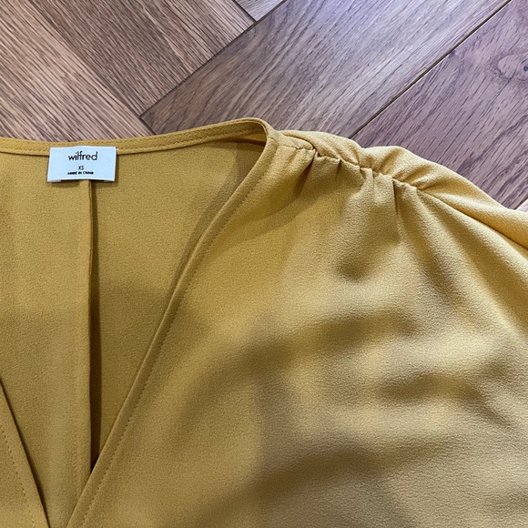 Aritzia blouse - Picture 5 of 9